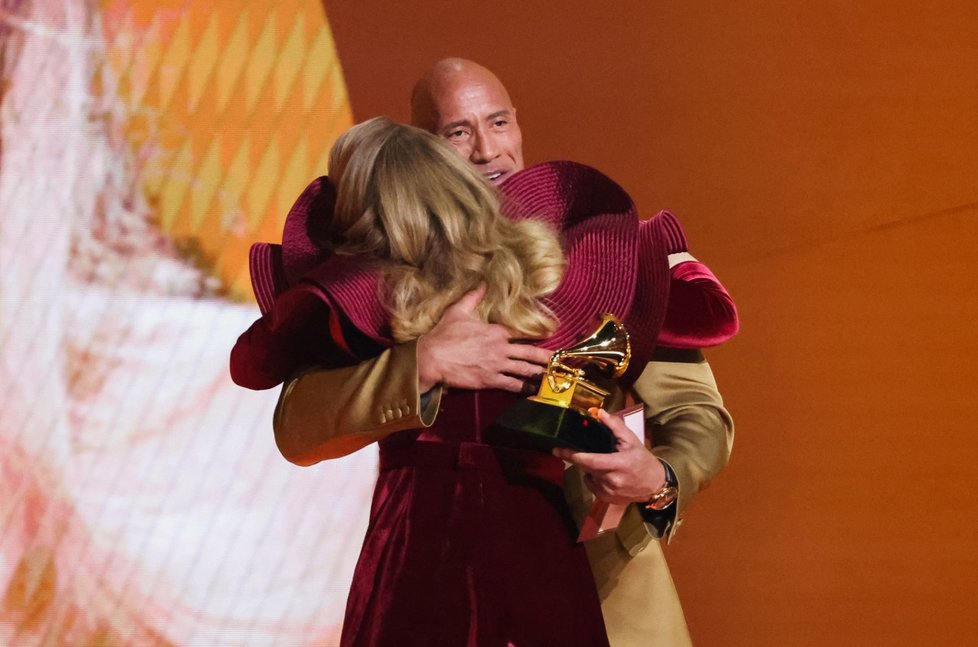 Ceny Gramy: Adele a Dwayne Johnson