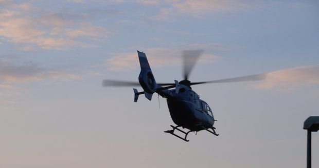 Pro zraněné musel vrtulník - ilustrační foto