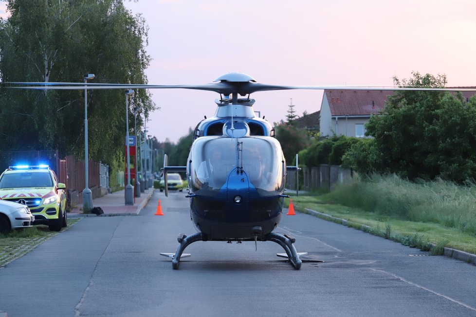 V Čentické ulici v Praze 21 srazil automobil 11letého cyklistu. Ten jako zázrakem vyvázl téměř bez zranění (7. června 2021).