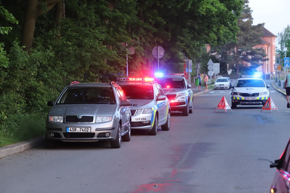 V Čentické ulici v Praze 21 srazil automobil 11letého cyklistu. Ten jako zázrakem vyvázl téměř bez zranění (7. června 2021).