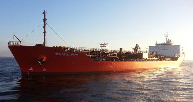 Piráti unesli tanker napojený na izraelského miliardáře? Loď převážela kyselinu, USA v pozoru
