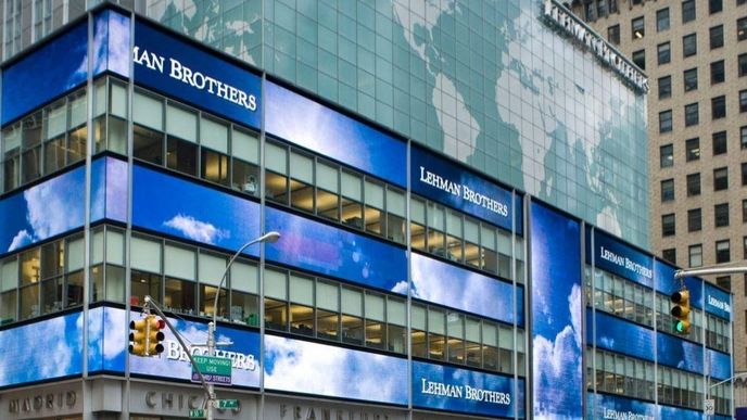 Centrála Lehman Brothers v New Yorku ze dne 12. září 2008. Banka stojí před krachem.