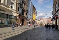 Tisíce aut zahlcují centrum Brna: Vyviklaly dlažbu! Masarykovu ulici musí opravit