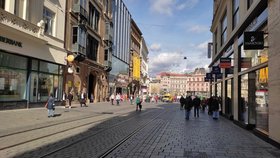 Tisíce aut zahlcují centrum Brna: Vyviklaly dlažbu! Masarykovu ulici musí opravit