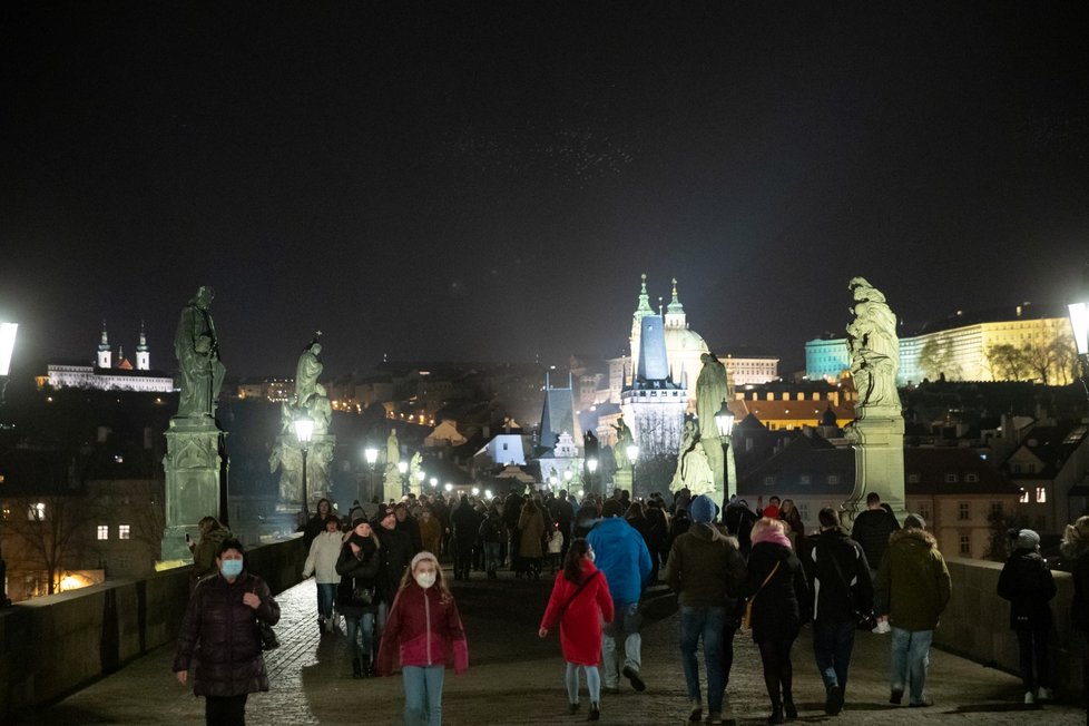 Do centra Prahy 5. prosince vyrazili Mikulášové i davy lidí.