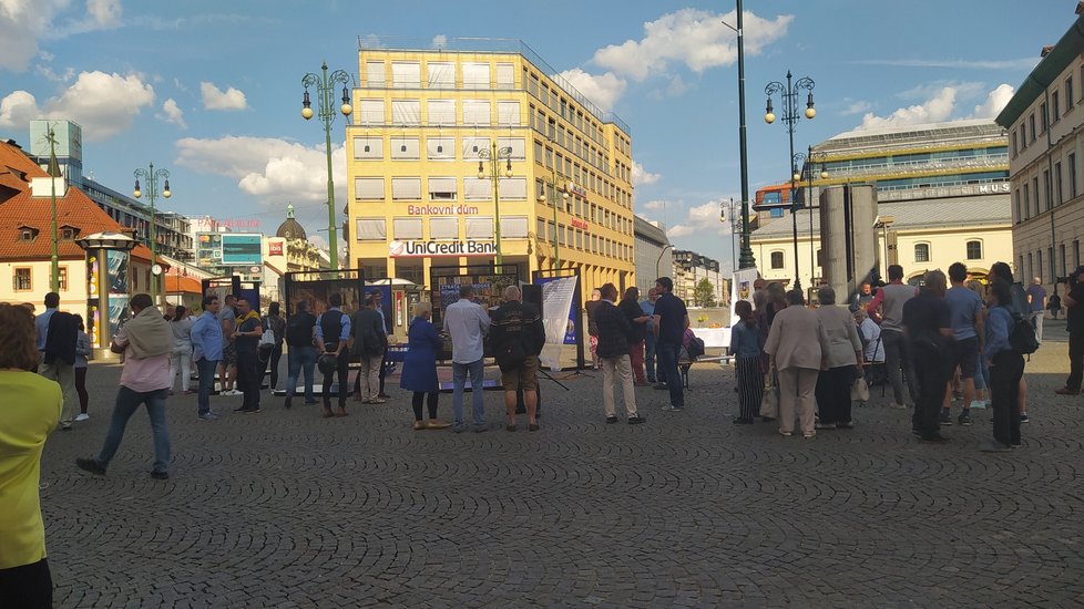 Venkovní výstava chcisevkliduvyspat!, která bude k vidění do 14. září na náměstí Republiky pojmenovává klíčové problémy tzv. krátkodobých pronájmů.