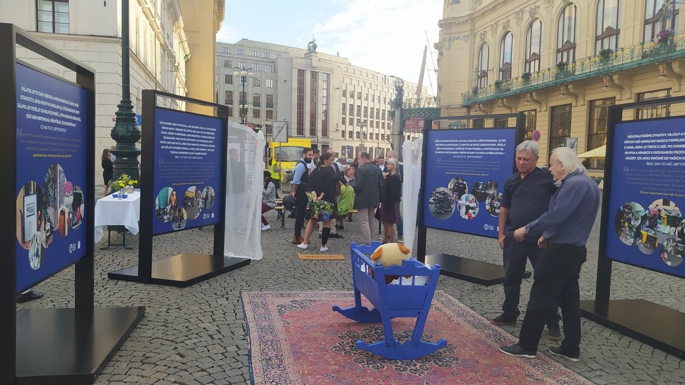 Venkovní výstava chcisevkliduvyspat!, která bude k vidění do 14. září na náměstí Republiky pojmenovává klíčové problémy tzv. krátkodobých pronájmů.