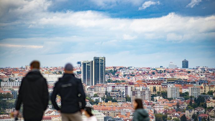 Větší města a kraje si musejí brát úvěry, aby měly na investice. Ty menší je spíše škrtají.