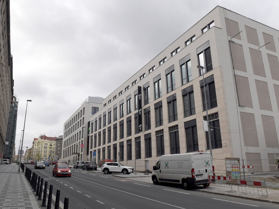 Obchodní a administrativní komplex ve Veletržní ulici v Praze 7 by se měl veřejnosti otevřít 21. listopadu 2019. Centrum Stromovka (na vizualizaci) nabídne přes 90 obchodů včetně supermarketu Lidl, kancelářské prostory a parkování pro 500 aut.