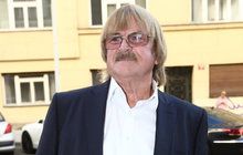 Těžký den mistra basů Karla Vágnera (76): Z funusu na křest!