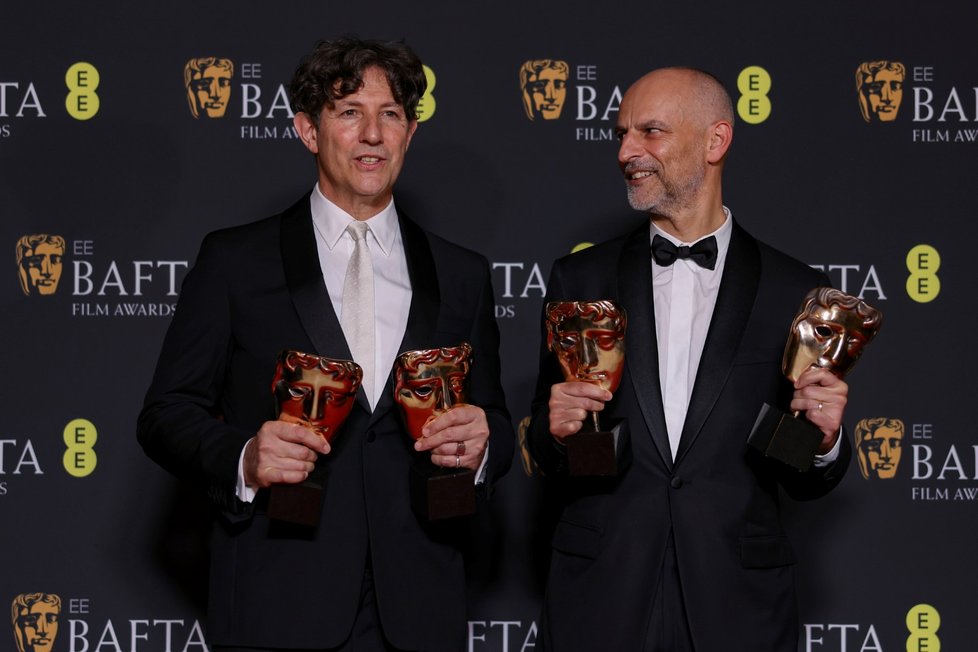 Ceny BAFTA 2024: režisér Jonathan Glazer (vlevo) a  producent James Wilson