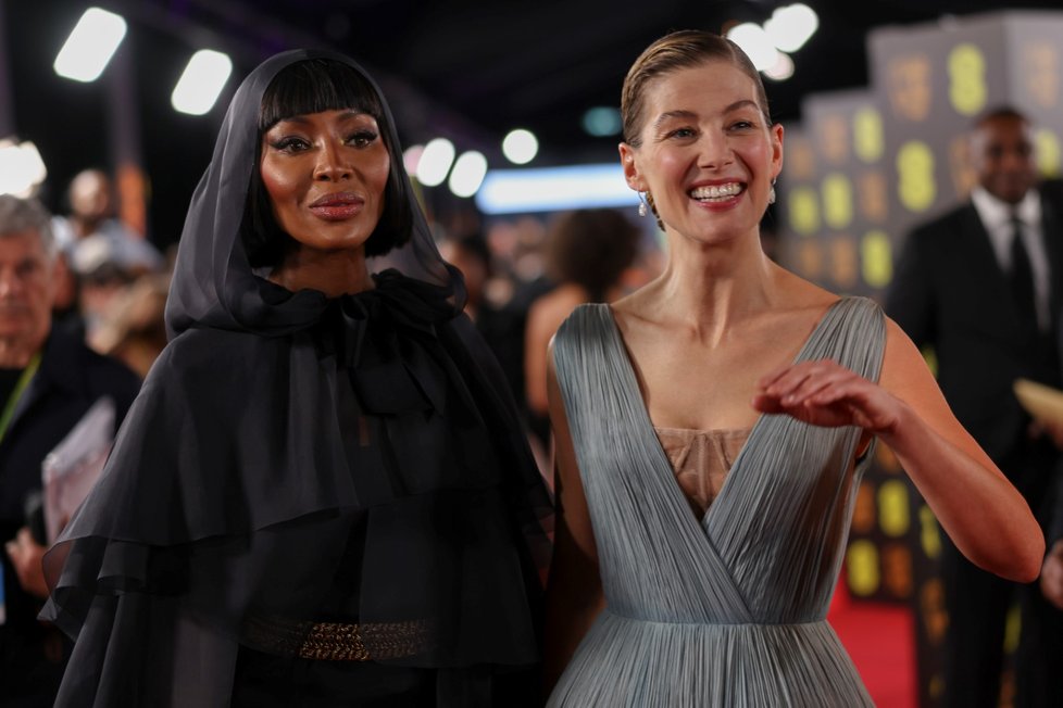Ceny BAFTA 2024: topmodelka Naomi Campbell a hvězda Příběhu služebnice Rosamund Pike