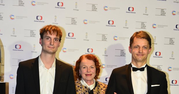 Cenu za nejlepší film přebírali: Slovinský režisér Olmo Omerzu (vlevo) a producent Jiří Konečný (vpravo) za Rodinný film, ocenění jim předala herečka Iva Janžurová (uprostřed).