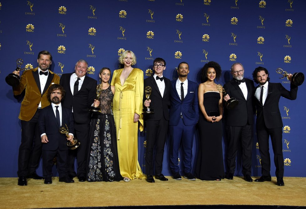 Ceny Emmy 2018:  Štáb Hry o trůny - Nikolaj Coster-Waldau, Peter Dinklage, Conleth Hill, Emilia Clarke, Gwendoline Christie, Isaac Hempstead Wright, Jacob Anderson, Nathalie Emmanue, Liam Cunningham and Kit Harington