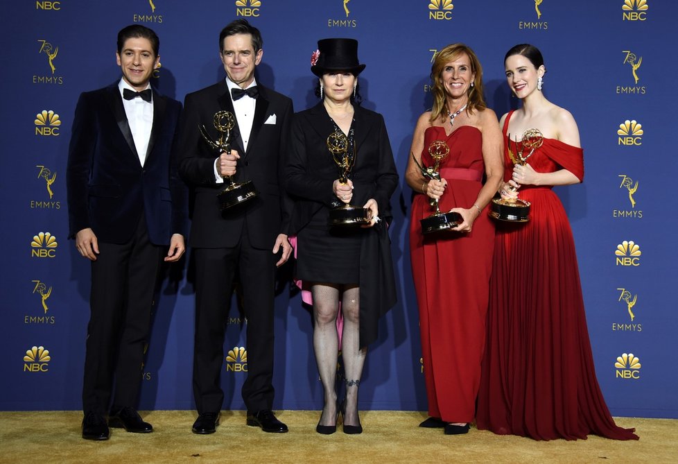 Ceny Emmy 2018: Michael Zegen, Daniel Palladino, Amy Sherman-Palladino, Sheila Lawrence, Rachel Brosnahan ze seriálu The Marvelous Mrs. Maisel