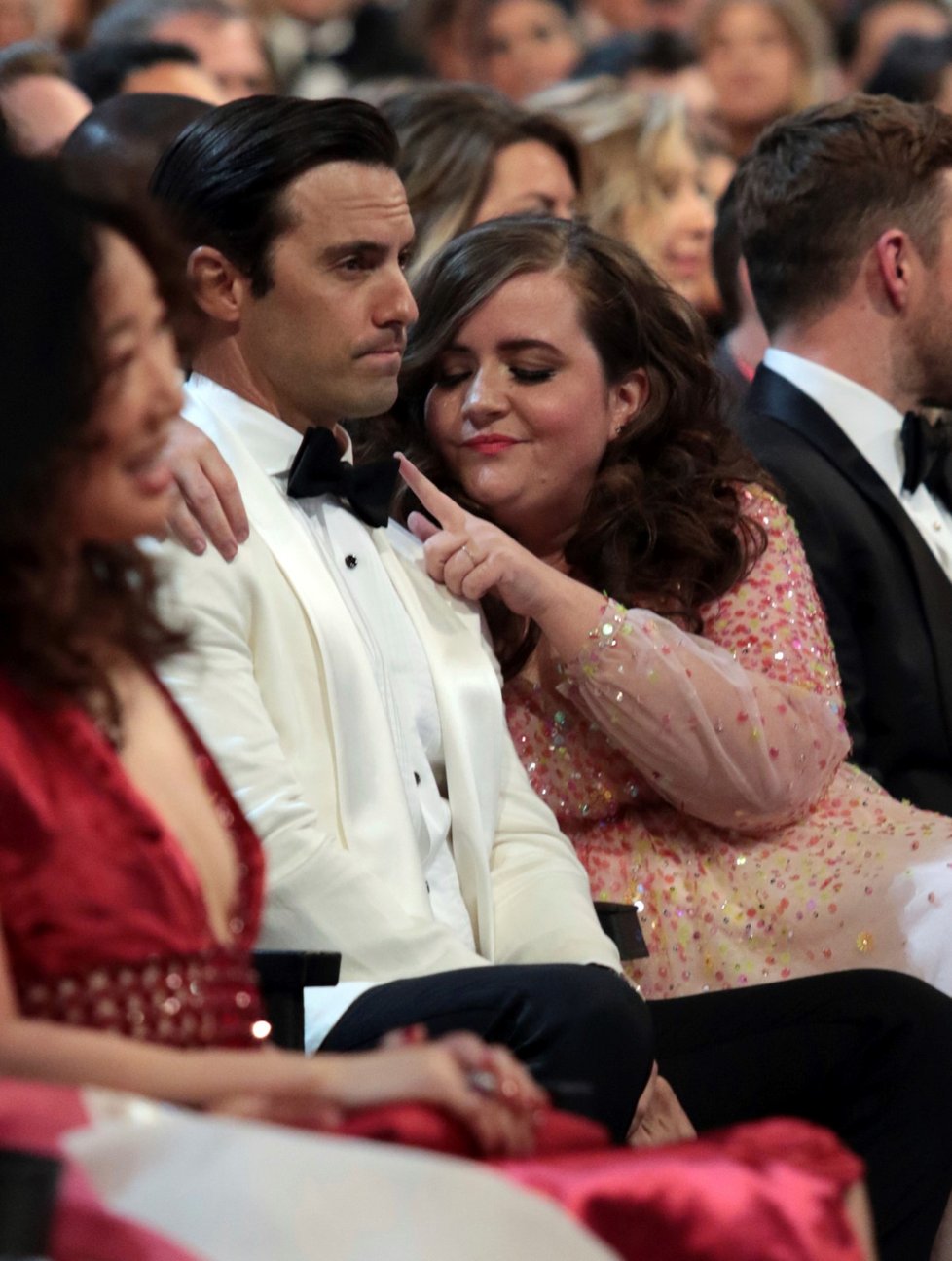 Ceny Emmy 2018:  Aidy Bryant dráždí kolegu Mila Ventimigliu.