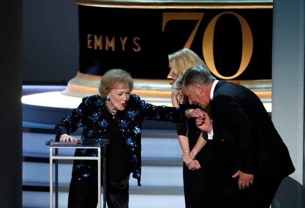 Ceny Emmy 2018:Alec Baldwin políbil ruku Betty White