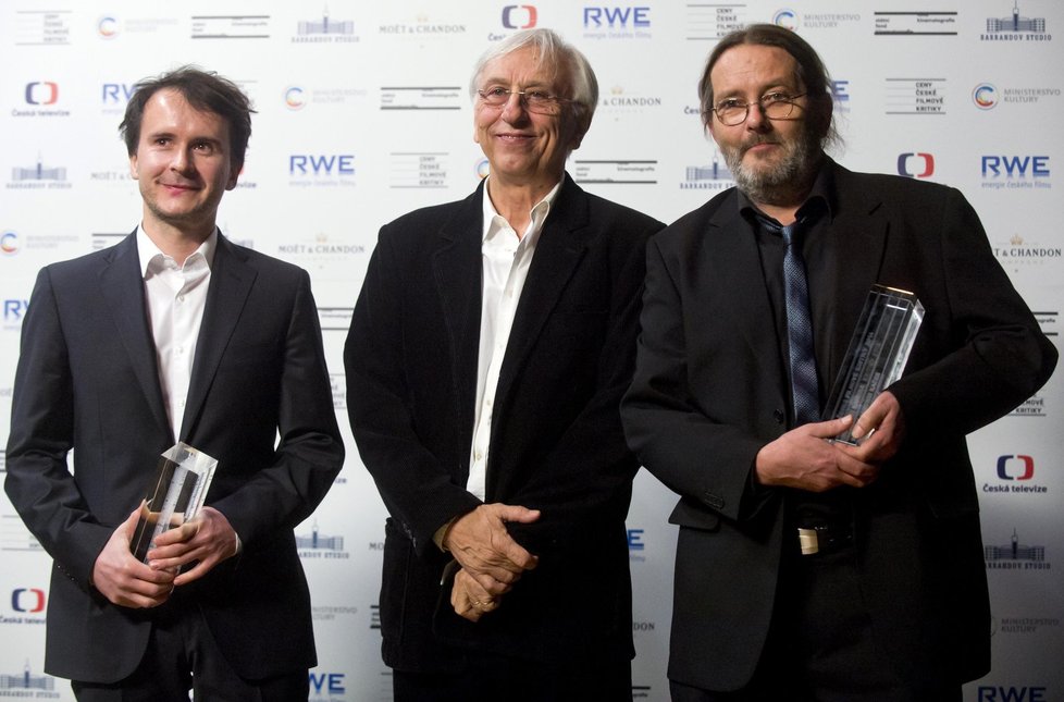 Cenu za nejlepší kameru převzali od kameramana Jana Malíře (uprostřed) Martin Žiaran (vlevo) za film Hany a Jaromír Kačer (vpravo) za snímek Místa.