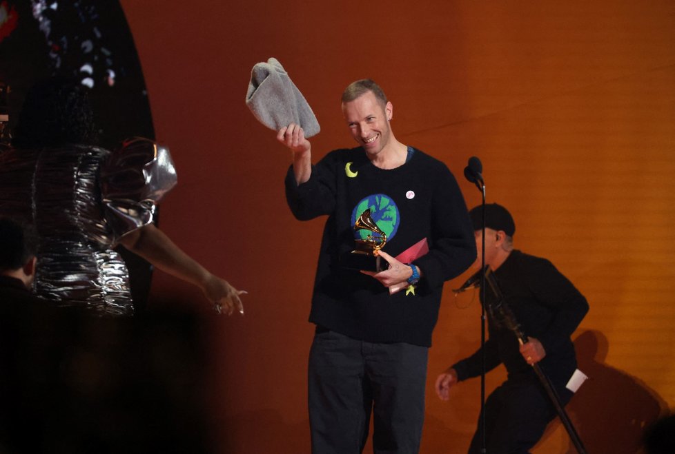 Ceny Grammy: Chris Martin předává cenu Lizzo.