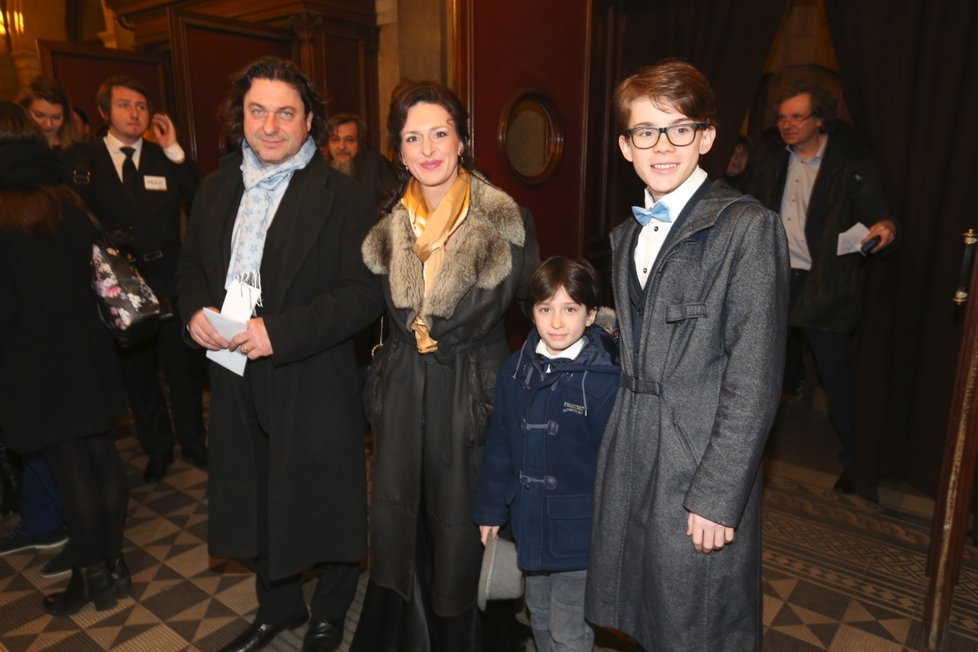 Dita Hořínková s manželem a syny. Starší Filip Antonio a mladší Viktor.