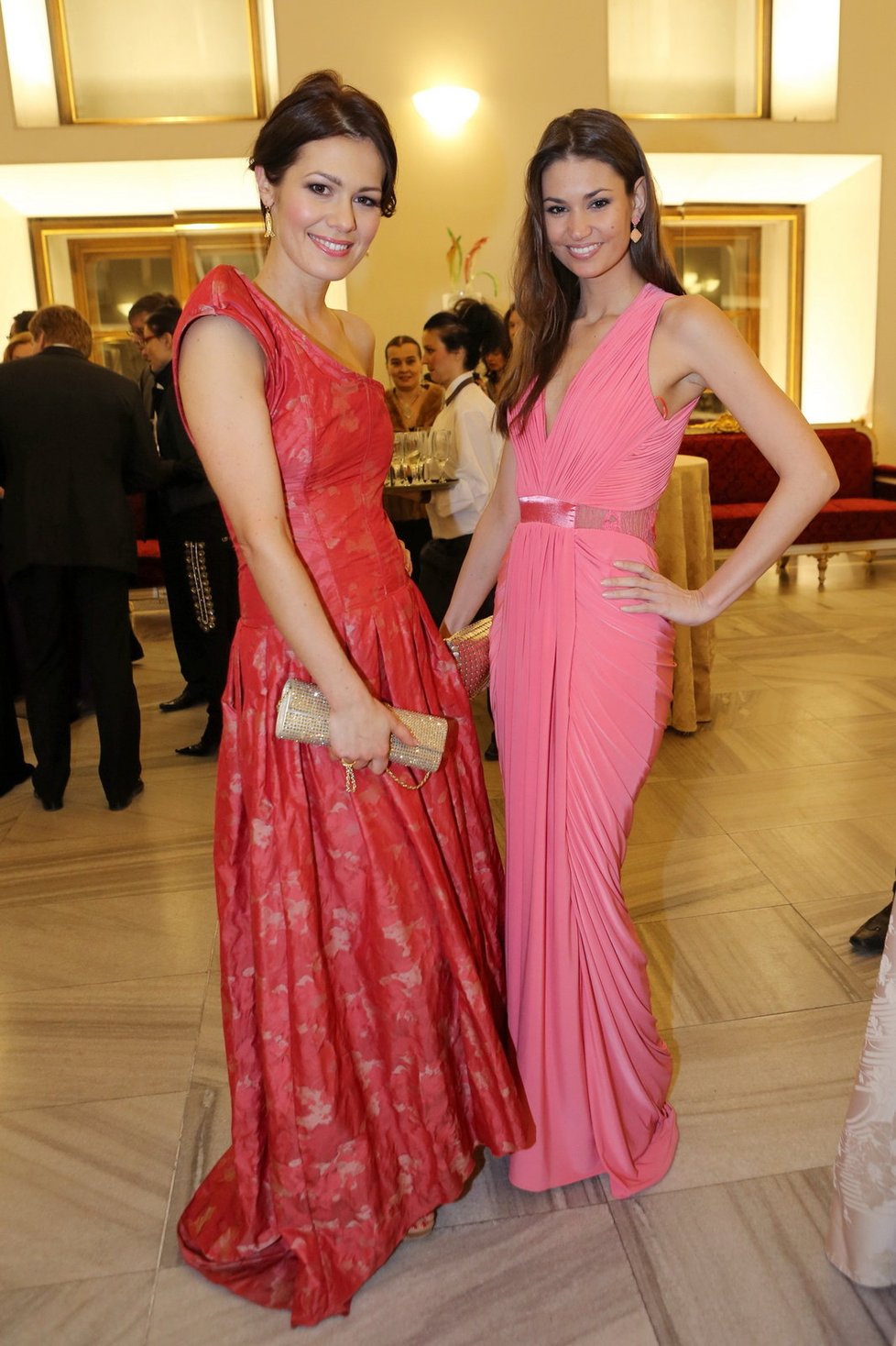 S rudými šaty nezklamaly ani nerozlučné kamarádky a modelky Jana Doleželová a Lucie Smatanová.