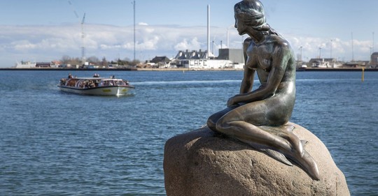 Socha Malé mořské víly v Kodani je na první pohled pornografická