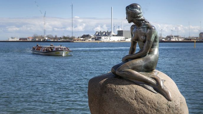 Socha Malé mořské víly v Kodani je na první pohled pornografická