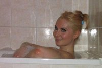 Facebook smazal fotku blondýny ve vaně, její loket považoval za prso: Sociální síť se omluvila!