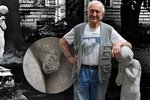 Herec a pěvec Jiří Čep (90) po 76 letech prozradil, proč soše chybí jeho mužská chlouba.