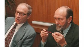 Ministr zdravotnictví Jan Stráský se svým náměstkem Miroslavem Čerbákem