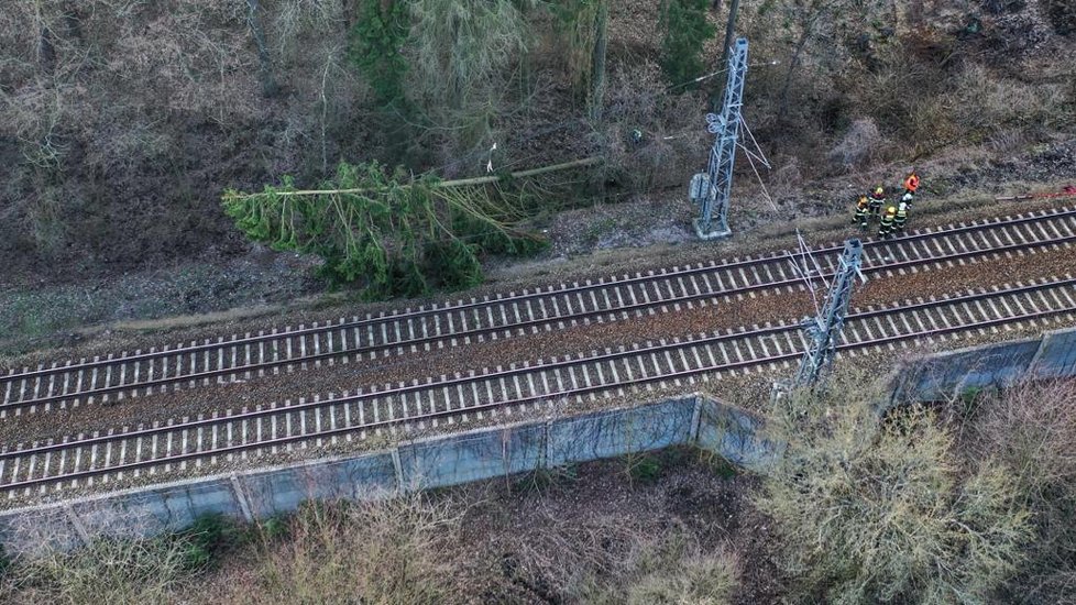 19. březen 2019: Na železnici v úseku Čerčany ‒ Senohraby spadl na trakční vedení strom. Vlaková doprava byla kvůli němu v daném místě pozastavena.
