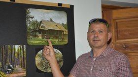 Ředitel muzea Josef Nejdl ukazuje fotografii z roku 1897 z vrchu Čerchov. Tehdy tam stála dřevěná rozhledna a Passovského chýše, která sloužila jako restaurace a ubytovna.