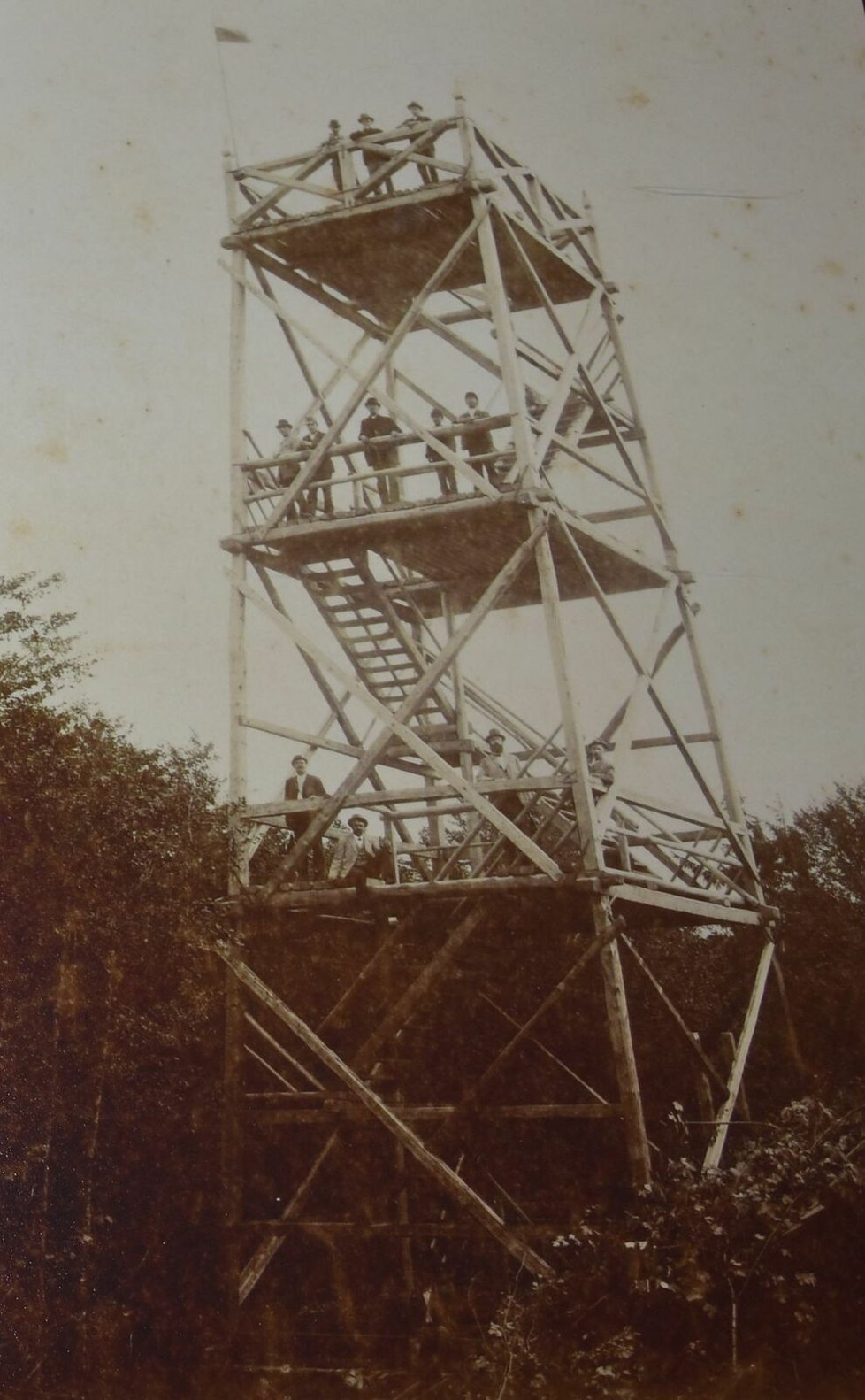 Nejstarší fotografie vrchu Čerchov. V roce 1894 tam byla jen dřevěná rozhledna.