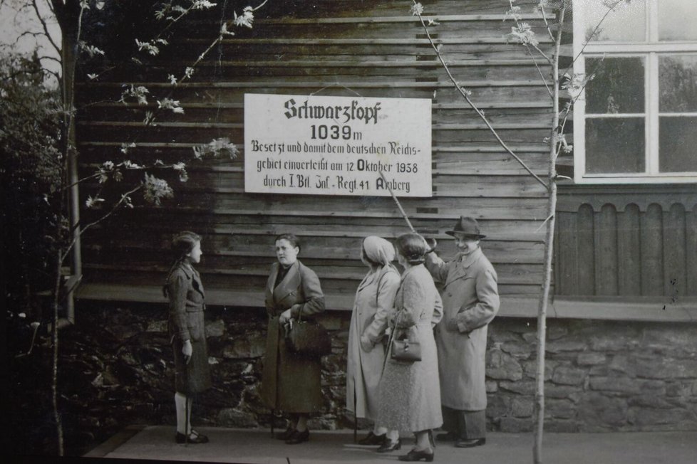 Na dobové fotografii se Němci na Čerchově radují, že byl kopec 12. října 1938 začleněn do Říše.
