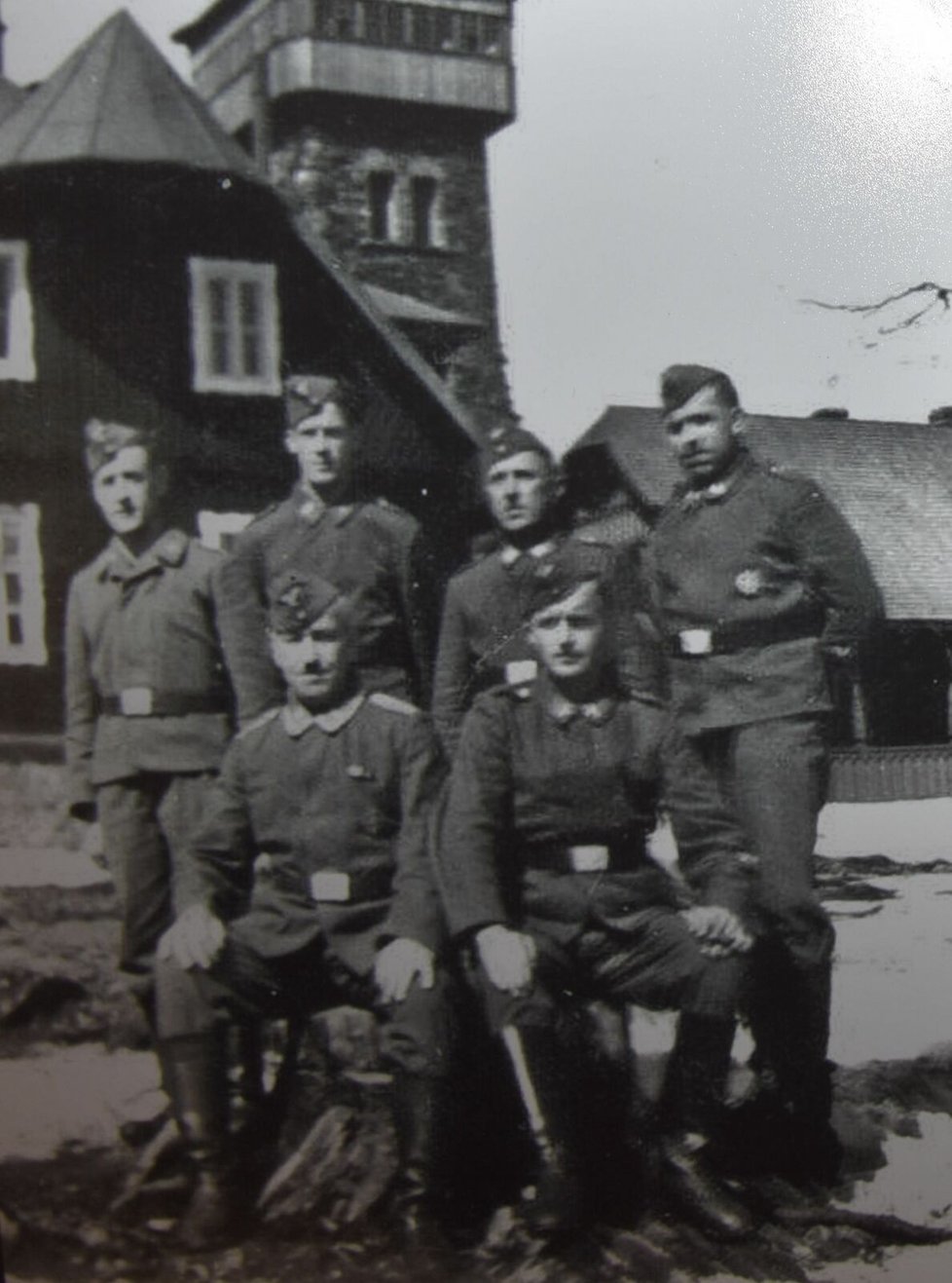 Čerchov v letech 1938 až 1945. Němci přistavěli k rozhledně dřevěnou nástavbu. Působila zde německá vojenská posádka.