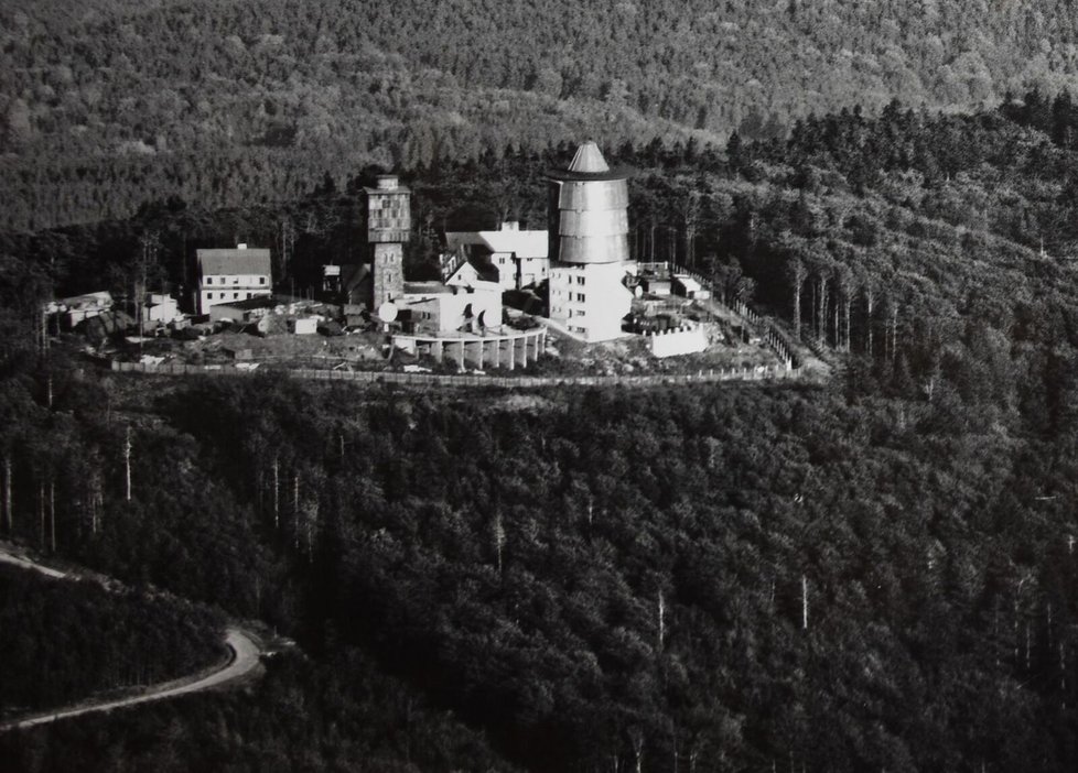 Vrchol hory v letech 1988 až 1989. Tehdy se tu v roce 1986 postavila poslední stavba, kulatá věž, kde bylo odposlouchávací zařízení.