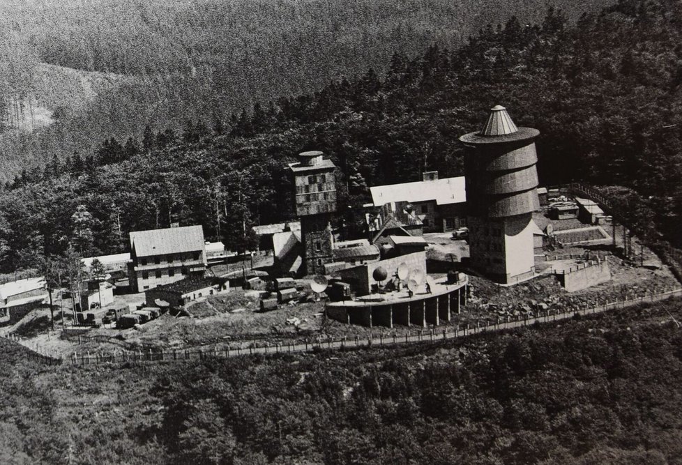 Vrchol hory v letech 1988 až 1989. Tehdy se tu v roce 1986 postavila poslední stavba, kulatá věž, kde bylo odposlouchávací zařízení.