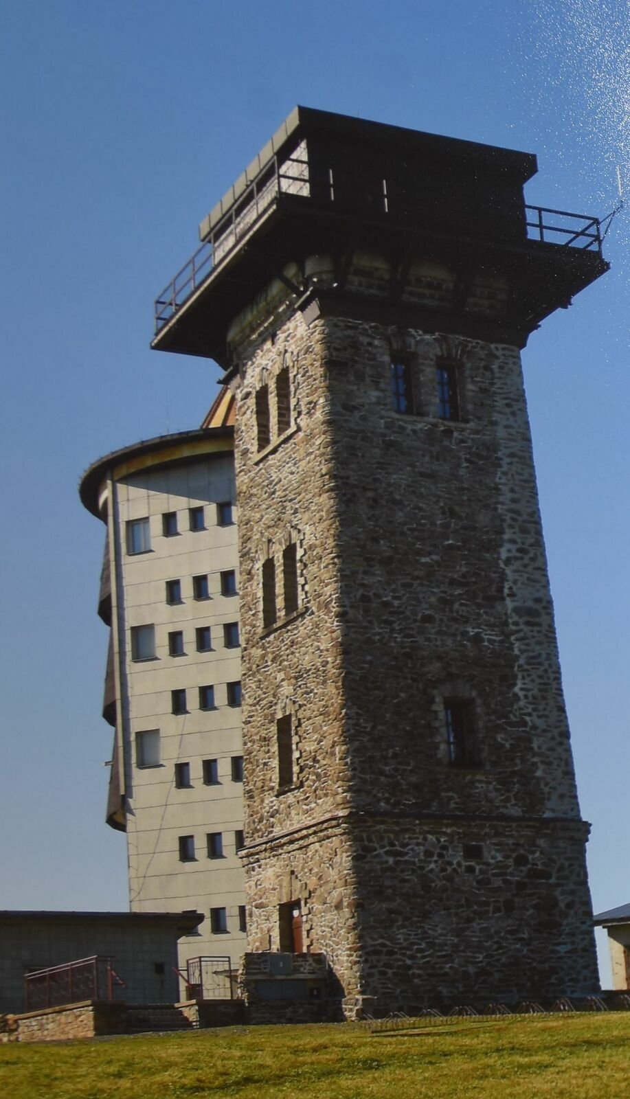 Čerchov v roce 2022. Zůstala zde kamenná rozhledna, odposlouchávací věž z roku 1986 a restaurace.