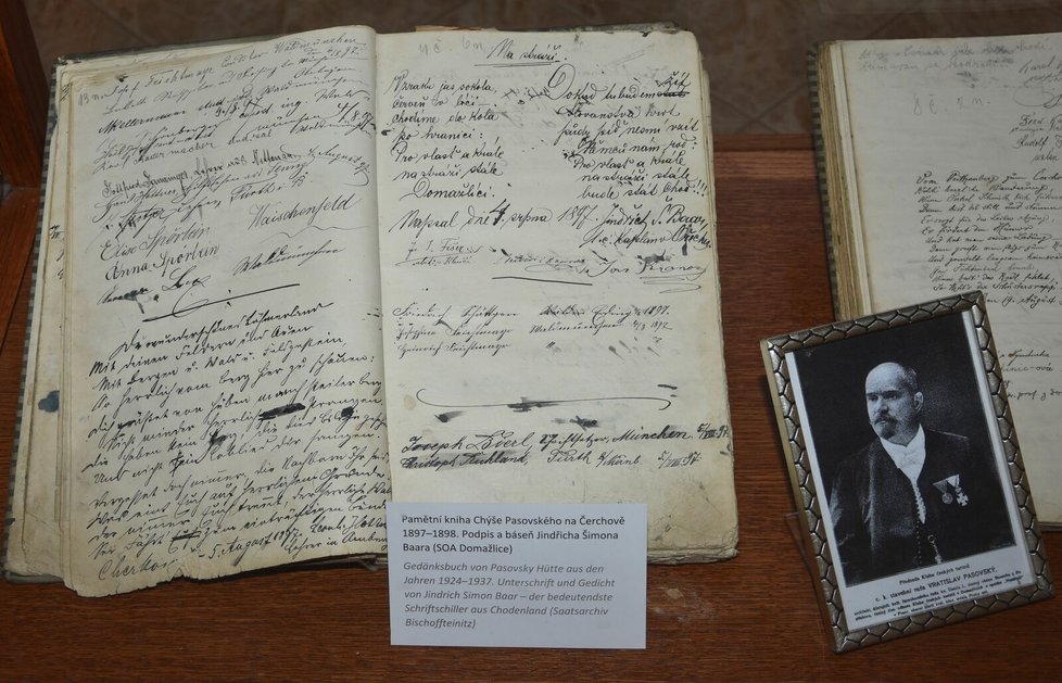 K vidění je i pamětní kniha z Pasovského chýše z let 1897 až 1898. Je zde i podpis spisovatele Jindřicha Šimona Baara z 4.8.1898.