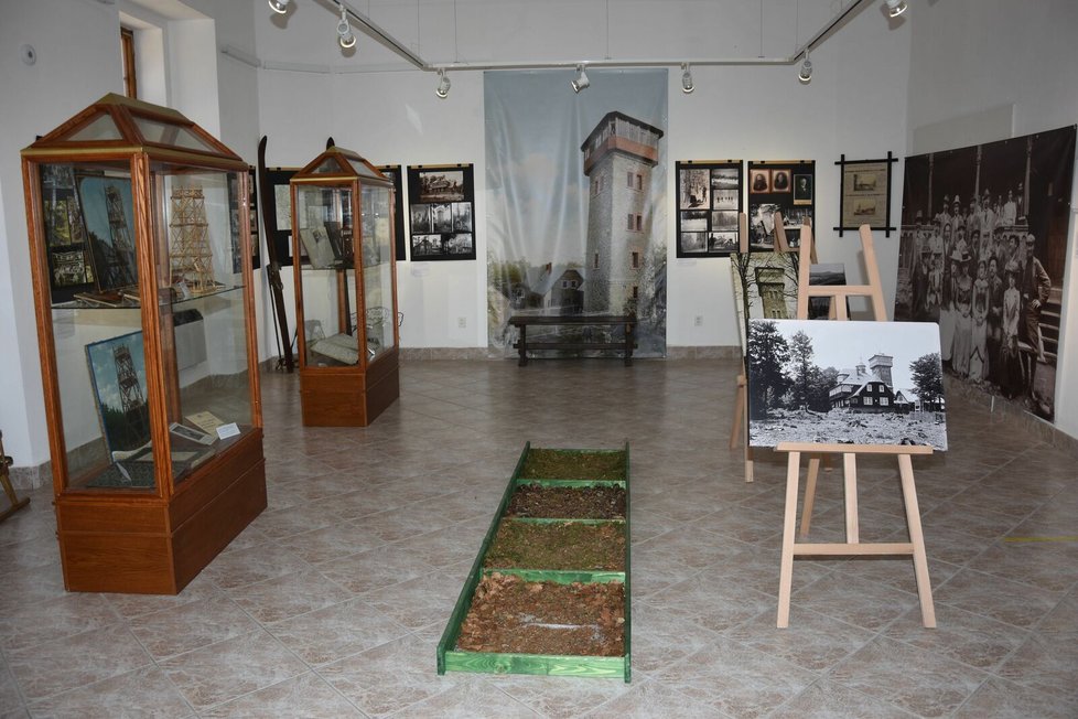 Celkový pohled na výstavu o vrchu Čerchov v Muzeu Chodska v Domažlicích.