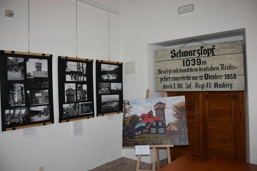 Celkový pohled na výstavu o vrchu Čerchov v Muzeu Chodska v Domažlicích.