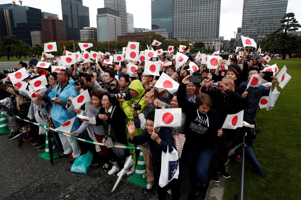 Ceremoniál k uvedení císaře Naruhita na trůn, lidé oslavují na ulicích (22.10.2019)