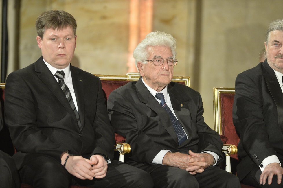 Předávání státních vyznamenání 2015: Vlevo otec zavražděného Petra Vejvody