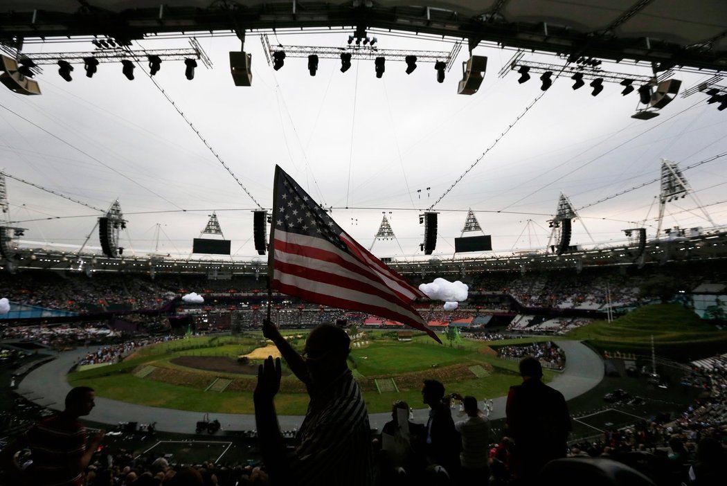 Americká vlajka vlaje na Olympijském stadionu v Londýně. Těch je tu hodně.