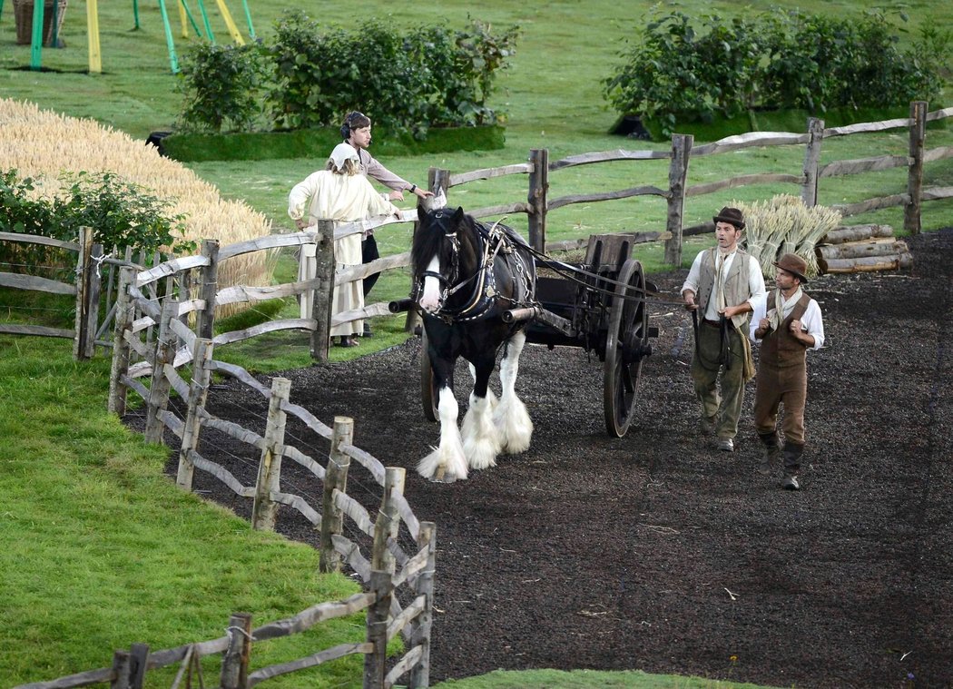 Sedláci táhnou s koněm na pole.
