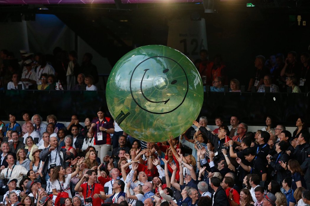 Fanoušci si při čekání na ceremoniál zkracovali chvíli třeba i tím, že si pinkali s obrovskými nafouknutými balony.