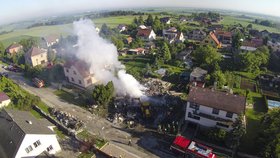 Výbuch v Cerhenicích srovnal rodinný dům se zemí.
