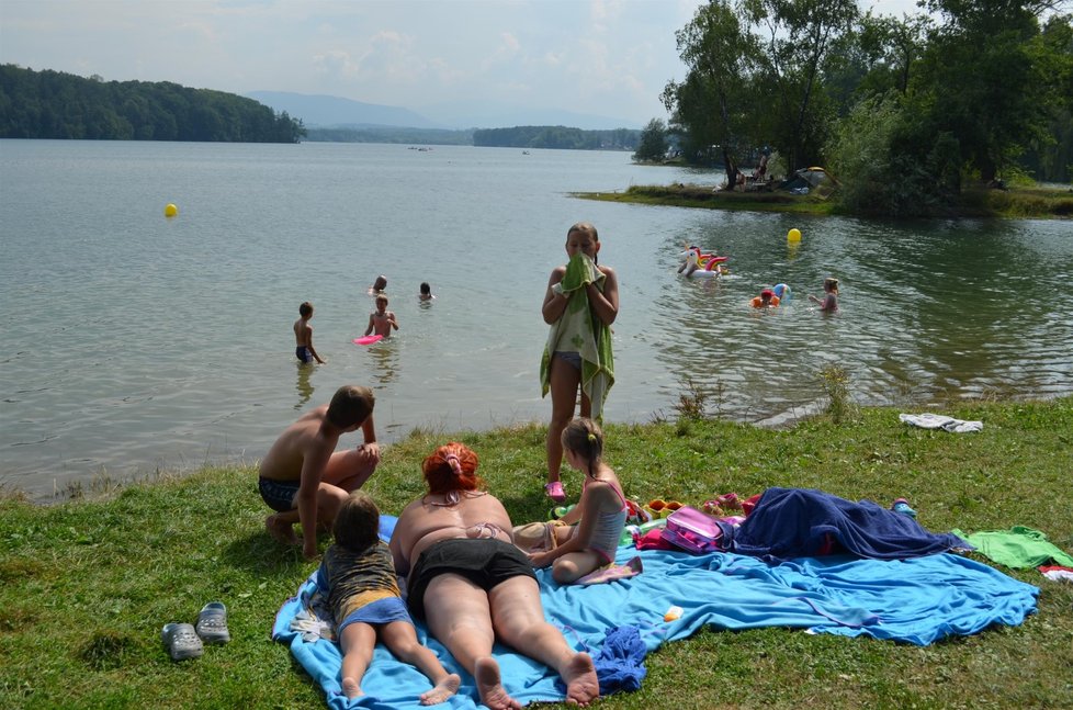 I přes důrazná varování hygieniků se lidé osvěžují a koupou v ohrožené oblasti dál.