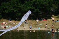 Paraziti zaplavili česká koupaliště: Cerkárie se zavrtají do kůže a způsobí nepříjemné problémy!