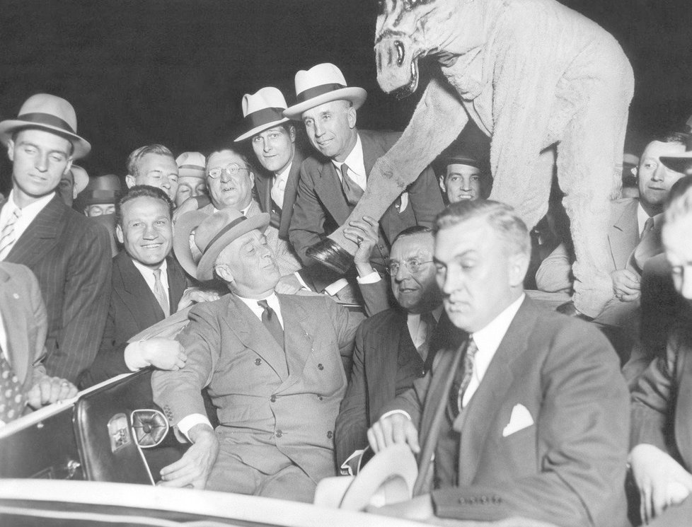 Roosevelt s Cermakem při kampani před prezidentskými volbami v roce 1932, v nichž pak Roosevelt zvítězil. Roosevelt drží nohu muže v masce osla, symbolu Demokratů.